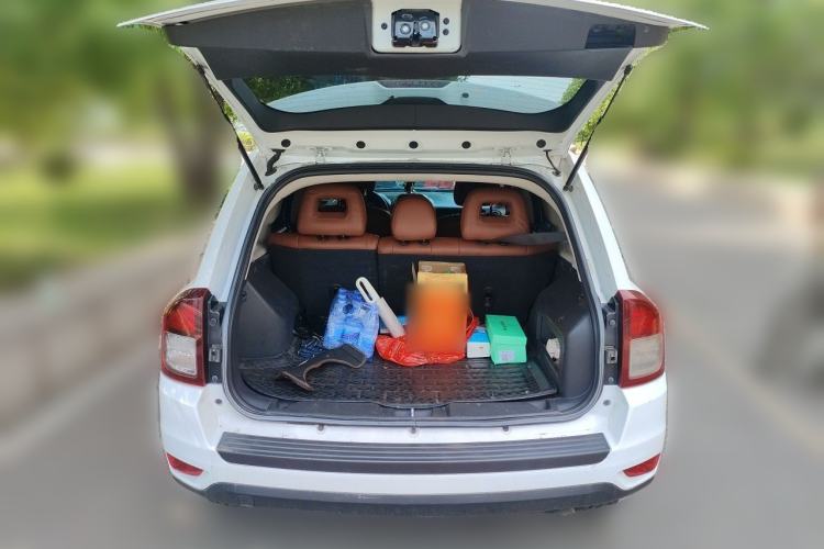 Used Jeep Compass 2013 2.4L four-wheel-drive sport version Trunk