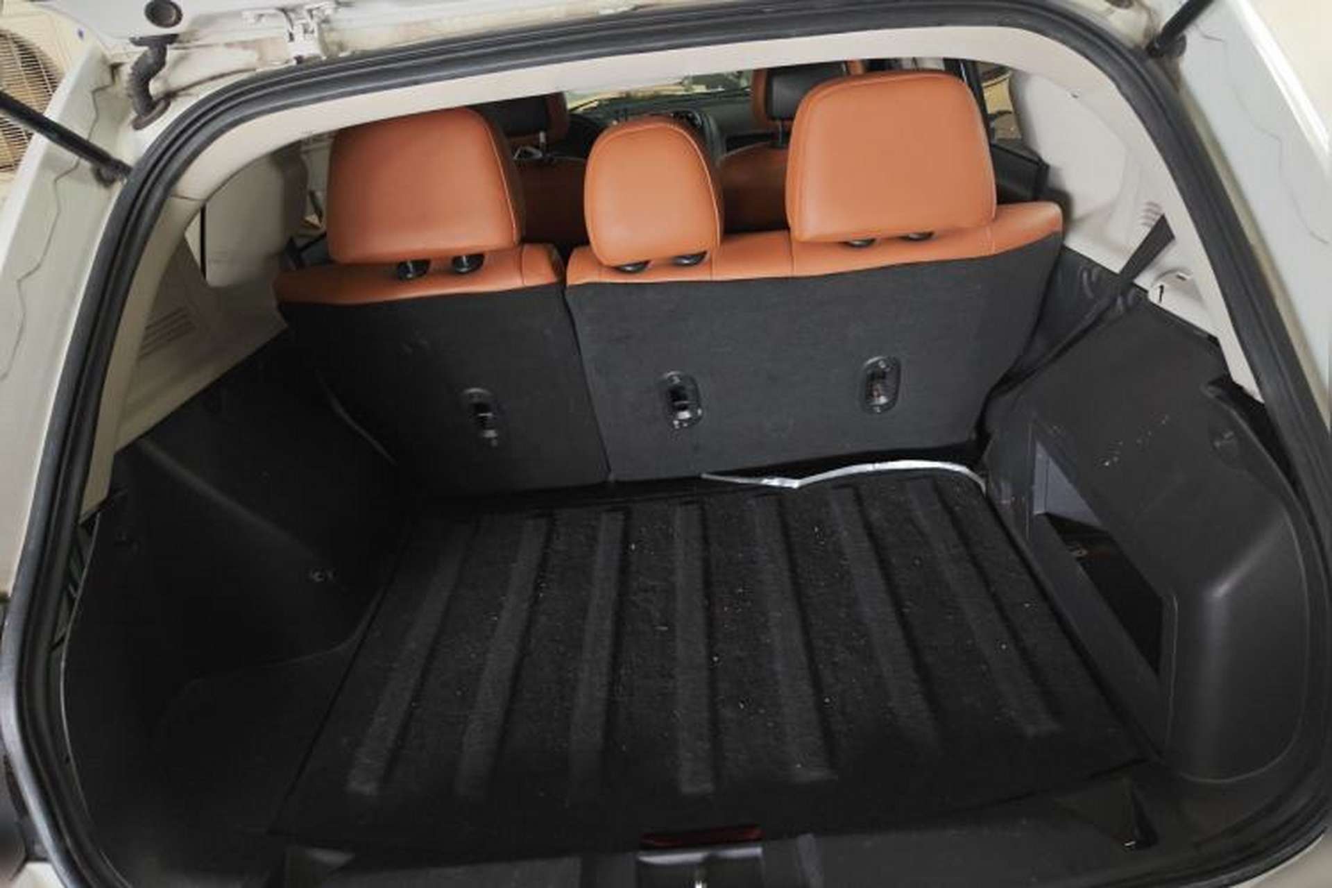 Used Jeep Compass 2013 2.0L two-wheel drive sport version Trunk