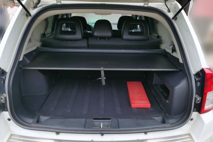 Used Jeep Compass 2013 2.4L four-wheel-drive sport version Trunk