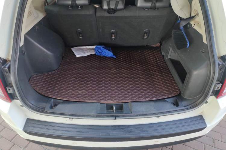 Used Jeep Compass 2013 2.4L four-wheel-drive sport version Trunk