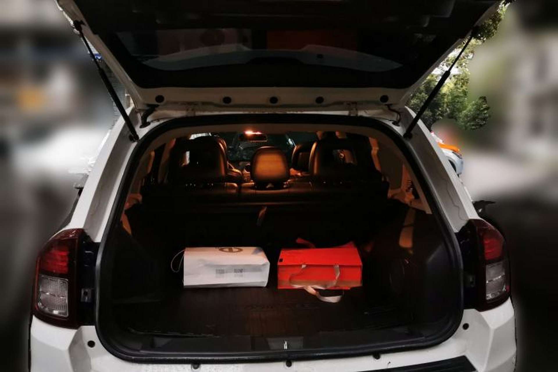Used Jeep Compass 2013 2.4L four-wheel drive luxury version Trunk