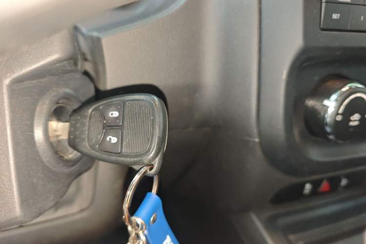 Used Jeep Compass 2013 2.4L four-wheel-drive sport version Vehicle Key