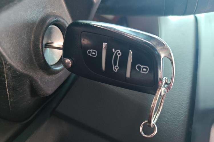Used Jeep Compass 2013 2.0L two-wheel drive sport version Vehicle Key