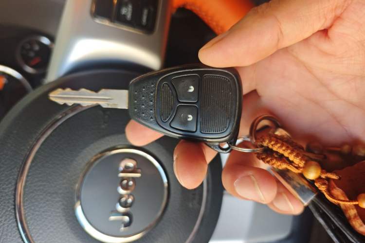 Used Jeep Compass 2013 2.4L four-wheel-drive sport version Vehicle Key