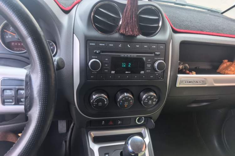 Used Jeep Compass 2014 Revised Version 2.4L Four-Wheel Drive Comfort Edition Audio And AC Panel