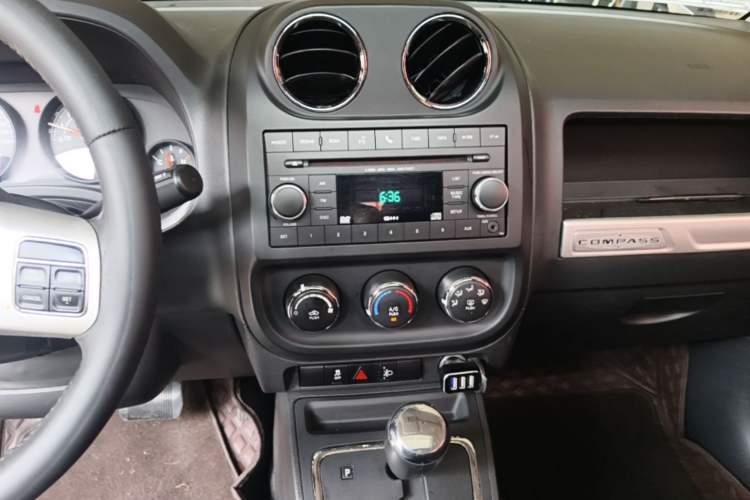 Used Jeep Compass 2014 2.0L two-wheel drive sport version Audio And AC Panel
