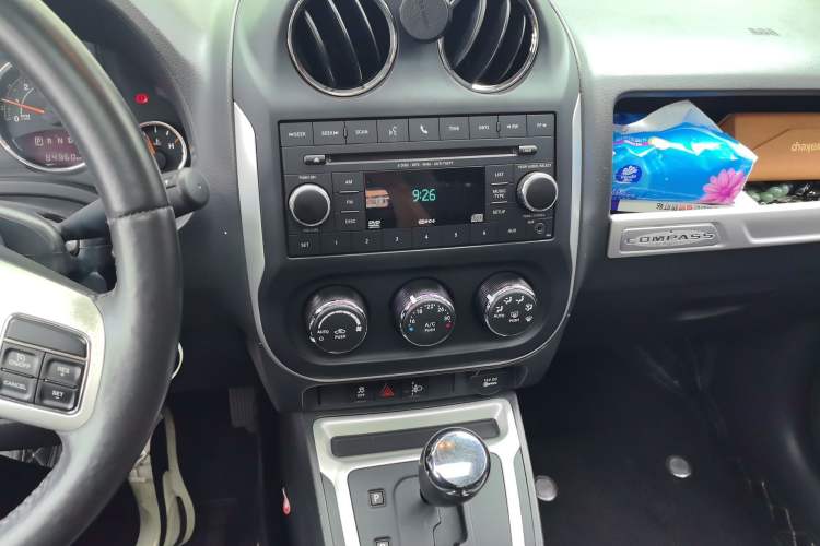 Used Jeep Compass 2014 2.4L four-wheel drive sport version Audio And AC Panel