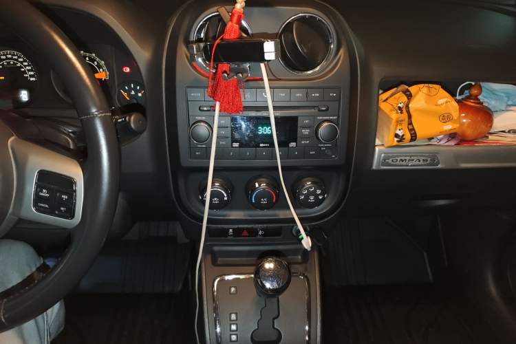 Used Jeep Compass 2014 2.0L two-wheel drive sport version Audio And AC Panel