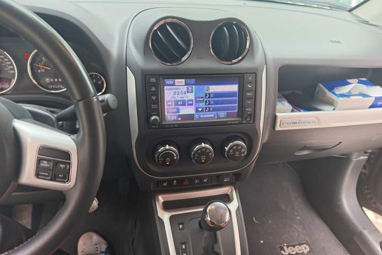 Used Jeep Compass 2014 2.4L four-wheel drive luxury version Audio And AC Panel