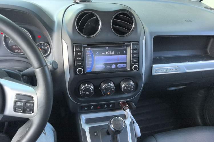 Used Jeep Compass 2014 2.0L two-wheel drive luxury version Audio And AC Panel