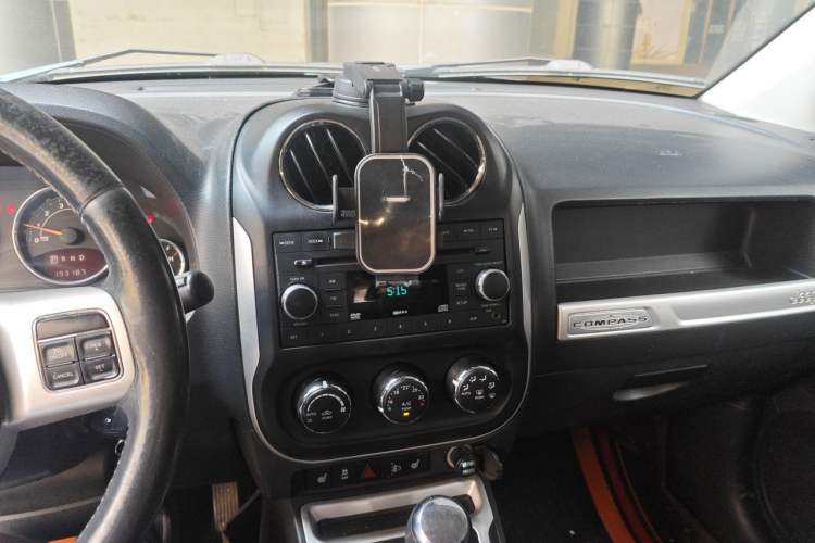 Used Jeep Compass 2014 2.4L four-wheel drive luxury version Audio And AC Panel