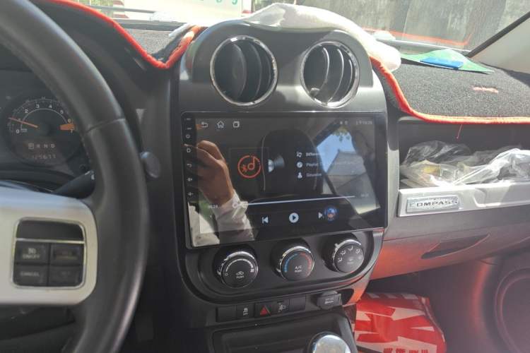 Used Jeep Compass 2014 2.0L two-wheel drive sport version Audio And AC Panel