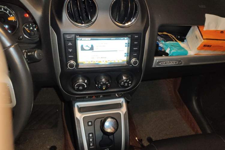Used Jeep Compass 2014 2.4L four-wheel drive sport version Audio And AC Panel