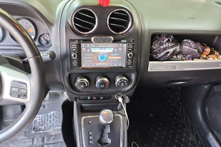 Used Jeep Compass 2014 2.4L four-wheel drive sport version Audio And AC Panel