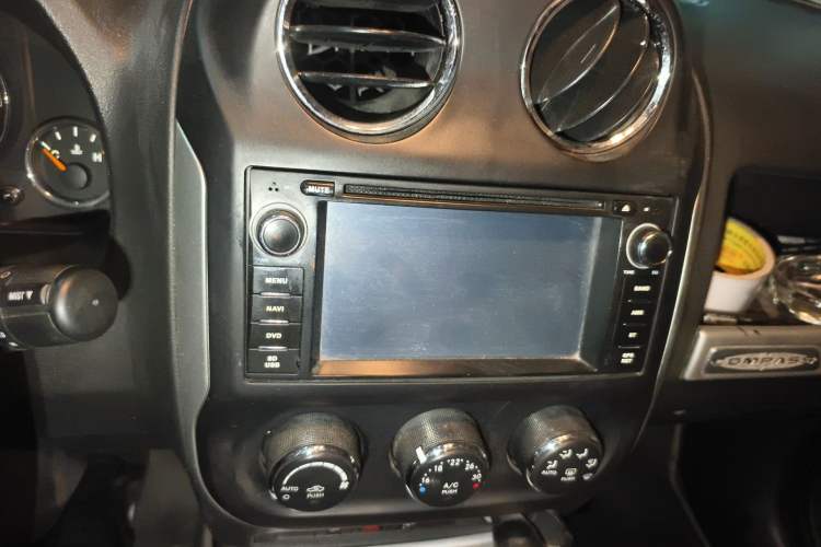 Used Jeep Compass 2014 Revised Version 2.4L Four-Wheel Drive Comfort Edition Audio And AC Panel
