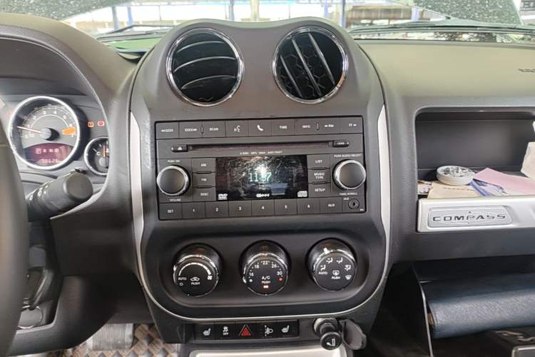 Used Jeep Compass 2014 Revised Version 2.4L Four-Wheel Drive Luxury Edition Audio And AC Panel