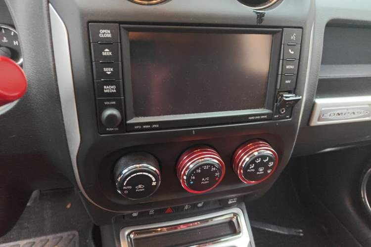 Used Jeep Compass 2014 2.4L four-wheel drive luxury navigation version Audio And AC Panel