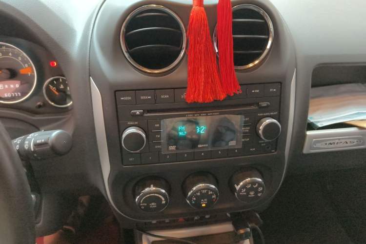 Used Jeep Compass 2014 2.4L four-wheel drive luxury version Audio And AC Panel