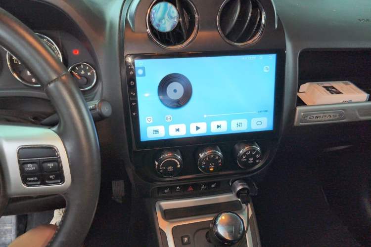 Used Jeep Compass 2014 2.0L two-wheel drive luxury version Audio And AC Panel