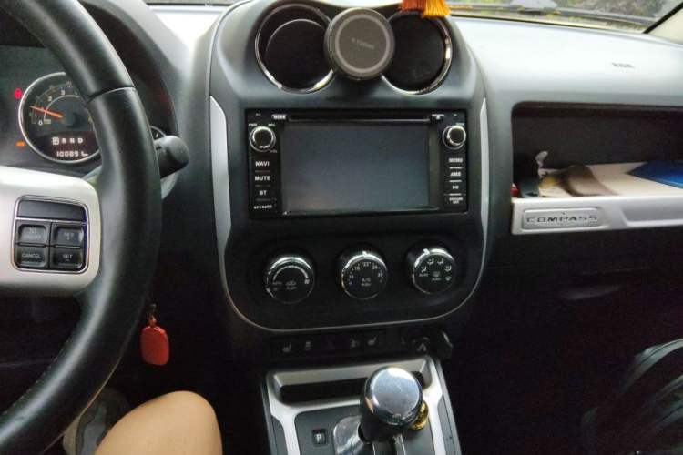 Used Jeep Compass 2014 Revised Version 2.4L Four-Wheel Drive Luxury Edition Audio And AC Panel