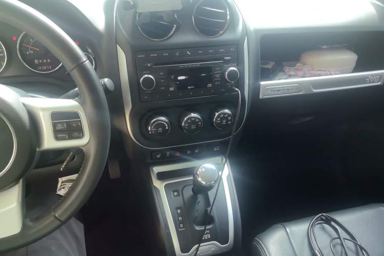 Used Jeep Compass 2014 2.0L two-wheel drive luxury version Audio And AC Panel