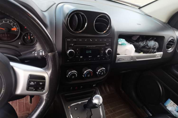 Used Jeep Compass 2014 2.4L four-wheel drive sport version Audio And AC Panel