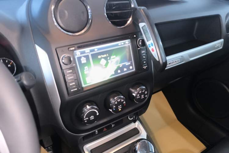 Used Jeep Compass 2014 Revised Version 2.4L Four-Wheel Drive Comfort Edition Audio And AC Panel