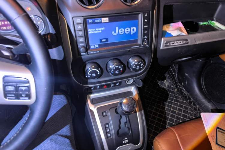 Used Jeep Compass 2014 2.4L four-wheel drive luxury navigation version Audio And AC Panel