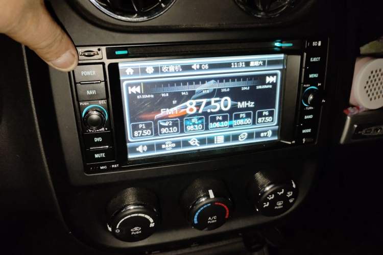 Used Jeep Compass 2014 2.0L two-wheel drive sport version Audio And AC Panel