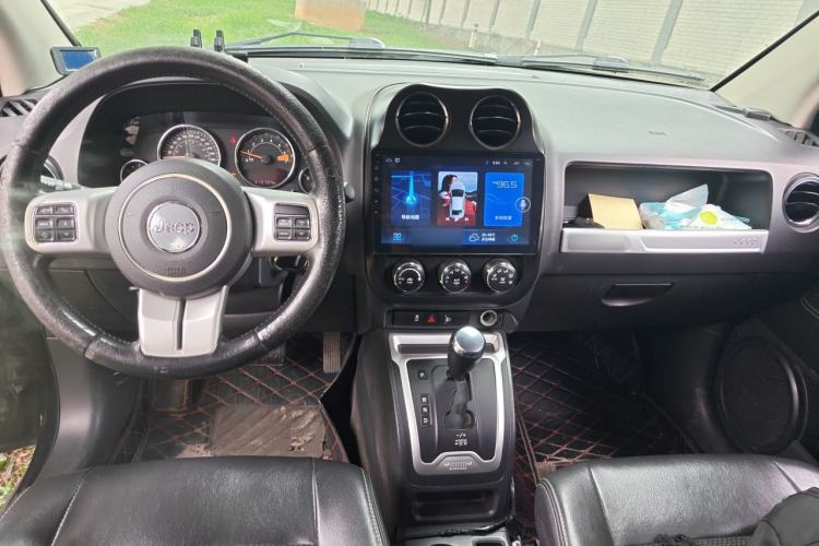 Used Jeep Compass 2014 Revised Version 2.4L Four-Wheel Drive Comfort Edition Center Console