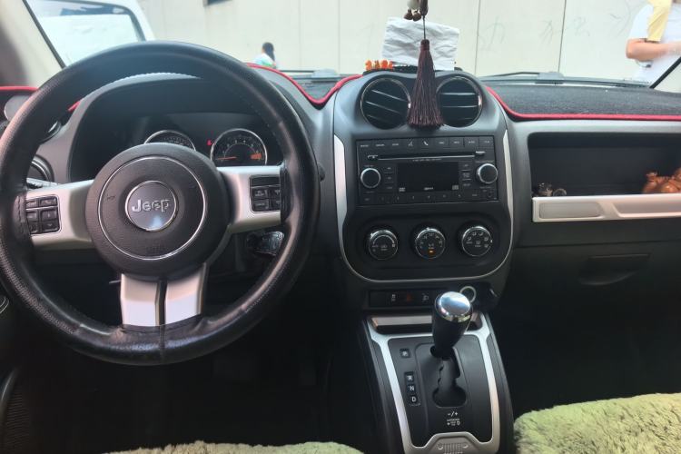 Used Jeep Compass 2014 Revised Version 2.4L Four-Wheel Drive Comfort Edition Center Console