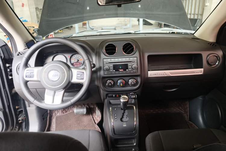 Used Jeep Compass 2014 2.0L two-wheel drive sport version Center Console