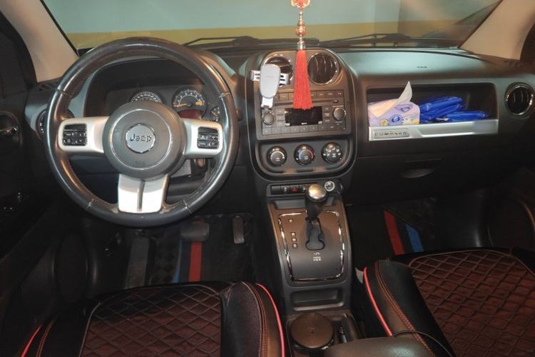 Used Jeep Compass 2014 Revised Version 2.4L Four-Wheel Drive Comfort Edition Center Console