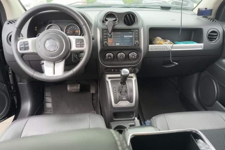 Used Jeep Compass 2014 Revised Version 2.4L Four-Wheel Drive Comfort Edition Center Console
