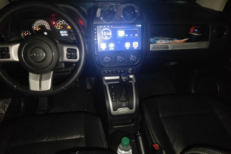 Used Jeep Compass 2014 2.0L two-wheel drive luxury version Center Console