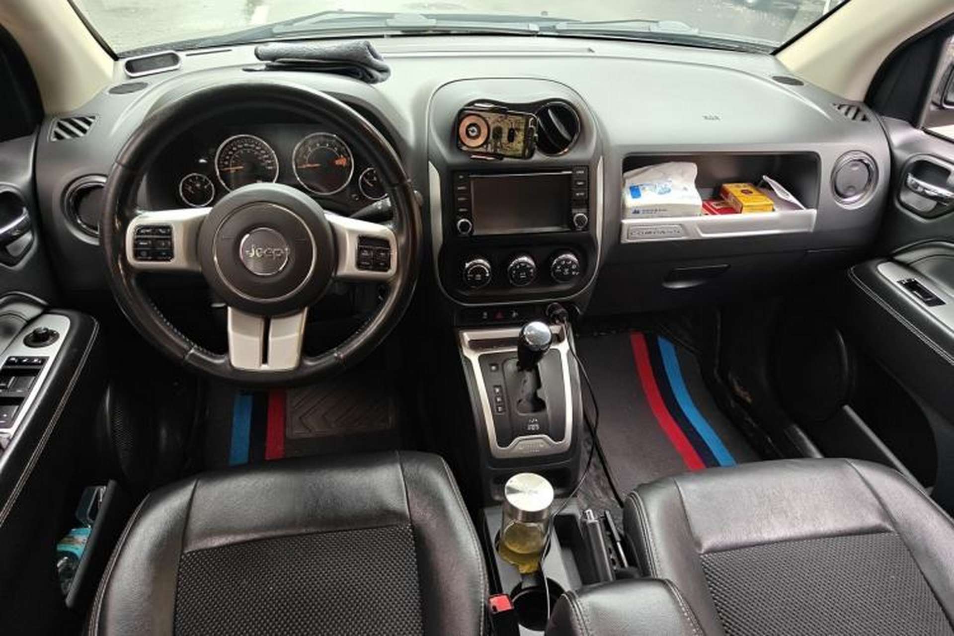 Used Jeep Compass 2014 2.4L four-wheel drive sport version Center Console