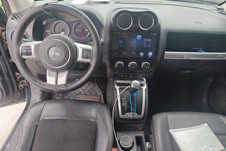 Used Jeep Compass 2014 Revised Version 2.4L Four-Wheel Drive Comfort Edition Center Console