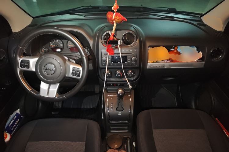 Used Jeep Compass 2014 2.0L two-wheel drive sport version Center Console