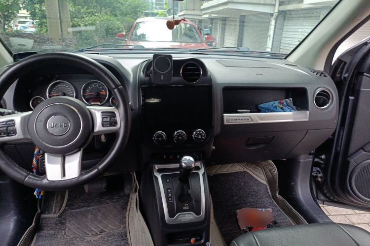 Used Jeep Compass 2014 Revised Version 2.4L Four-Wheel Drive Comfort Edition Center Console