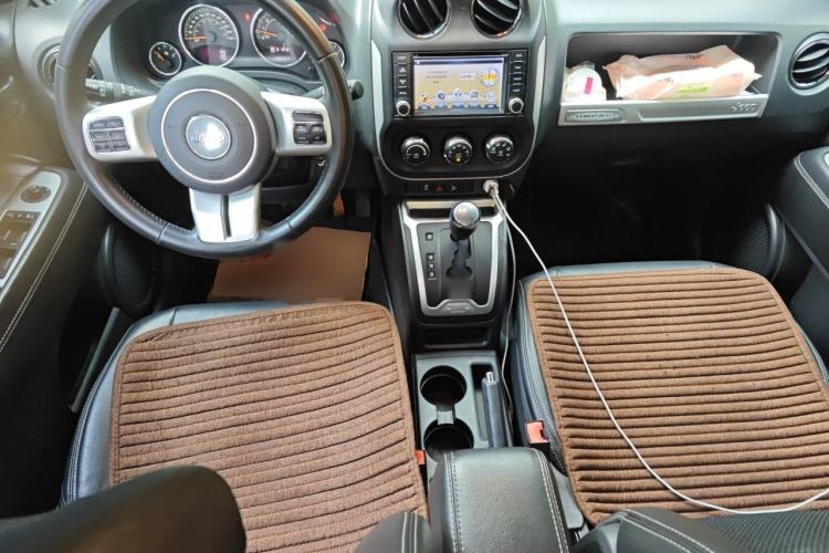 Used Jeep Compass 2014 Revised Version 2.4L Four-Wheel Drive Comfort Edition Center Console