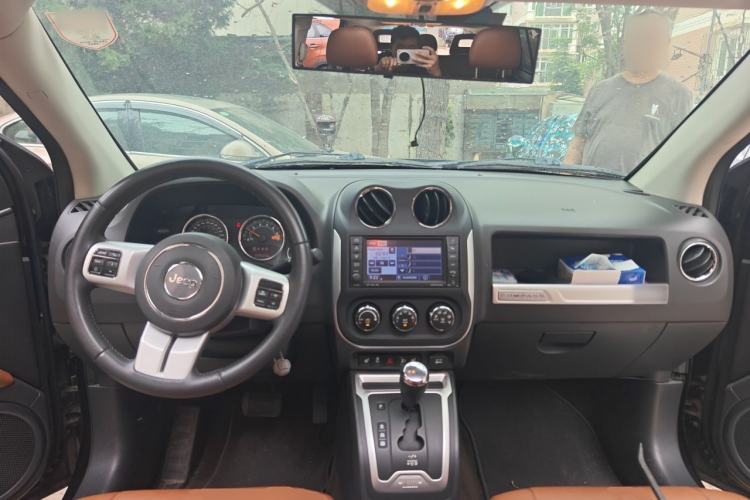 Used Jeep Compass 2014 2.4L four-wheel drive luxury version Center Console