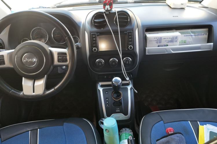 Used Jeep Compass 2014 Revised Version 2.4L Four-Wheel Drive Comfort Edition Center Console