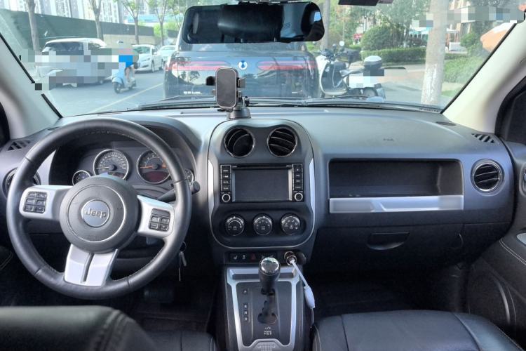 Used Jeep Compass 2014 2.0L two-wheel drive luxury version Center Console