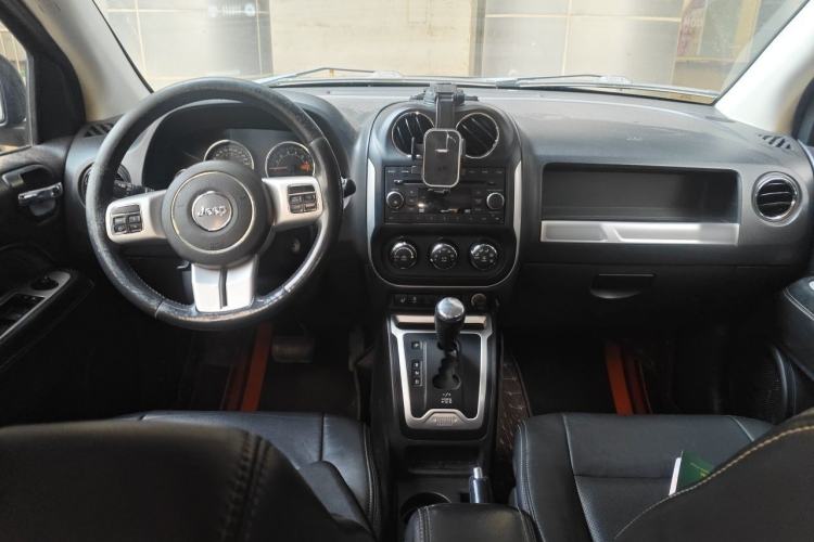 Used Jeep Compass 2014 2.4L four-wheel drive luxury version Center Console