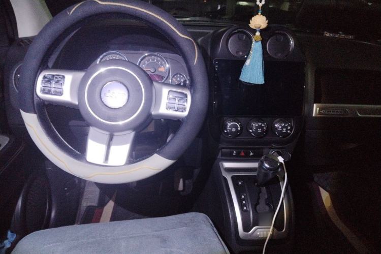 Used Jeep Compass 2014 Revised Version 2.4L Four-Wheel Drive Comfort Edition Center Console
