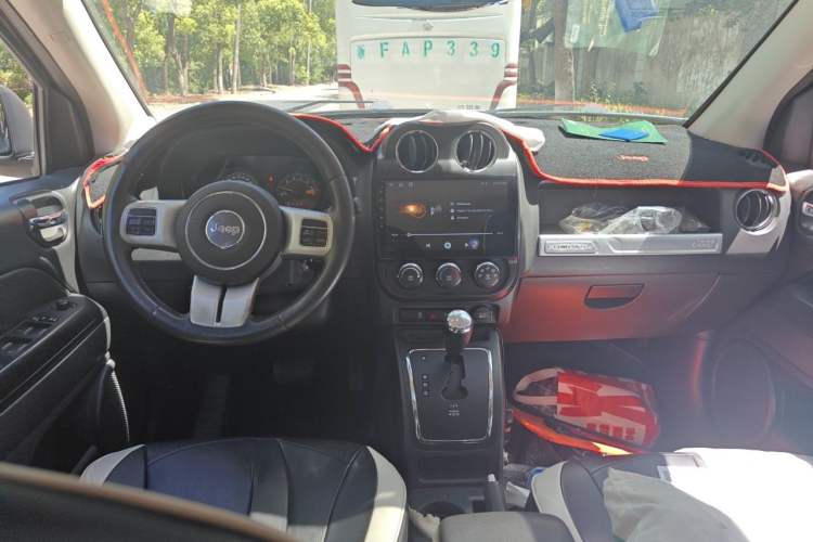 Used Jeep Compass 2014 2.0L two-wheel drive sport version Center Console