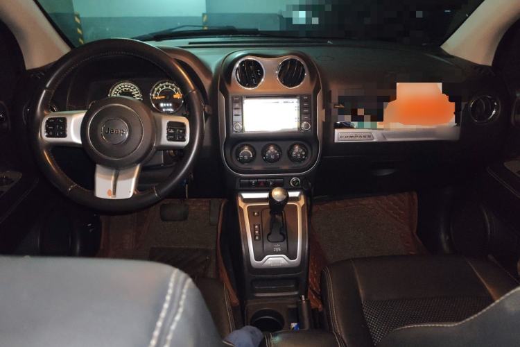 Used Jeep Compass 2014 2.4L four-wheel drive sport version Center Console