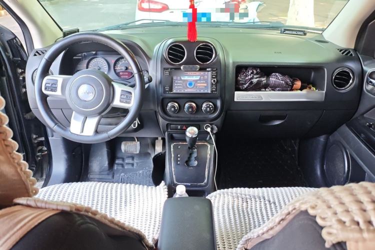 Used Jeep Compass 2014 2.4L four-wheel drive sport version Center Console