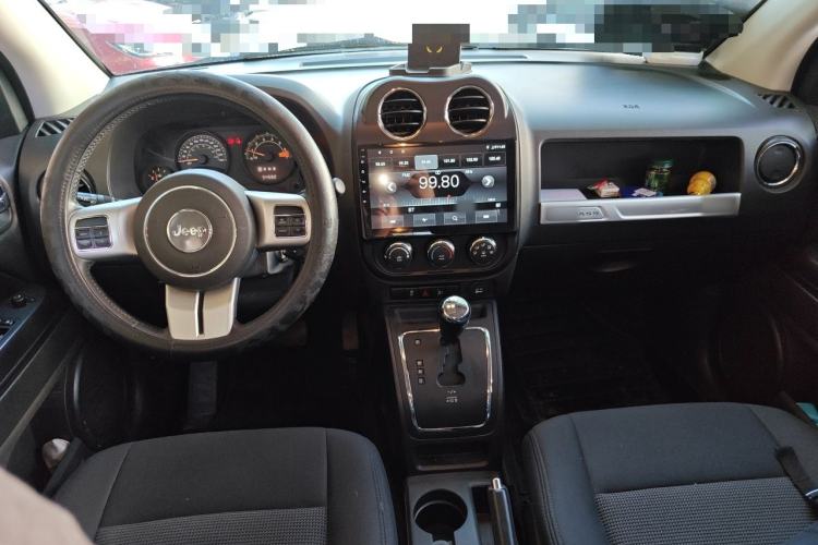Used Jeep Compass 2014 2.4L four-wheel drive sport version Center Console