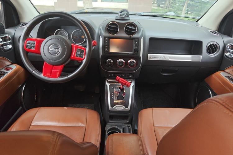 Used Jeep Compass 2014 2.4L four-wheel drive luxury navigation version Center Console